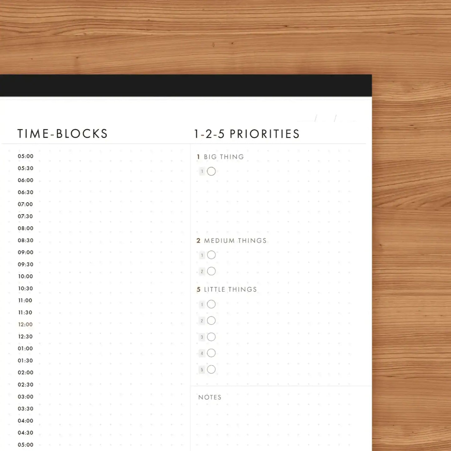 125 Notepad with time-blocks and priorities on a wooden surface